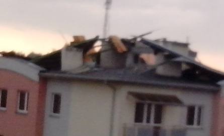 Zniszczony dach bloku w Białobrzegach.