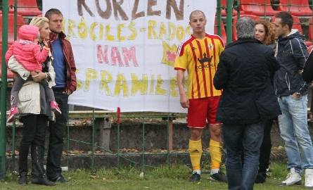 Po meczu Państwo Lisowscy – z lewej i Golańscy  - zrobili sobie przy transparencie zdjęcie z Maćkiem Korzymem.