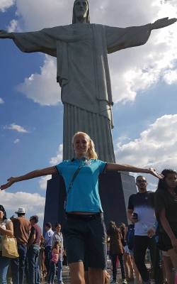 Lilia Fiskovicz z LKB Rudnik przy pomniku Chrystusa Odkupiciela podczas pobytu na igrzyskach olimpijskich w Rio de Janeiro.