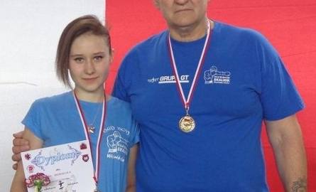 Sara ze swoim tatą i trenerem – Januszem Domagałą.