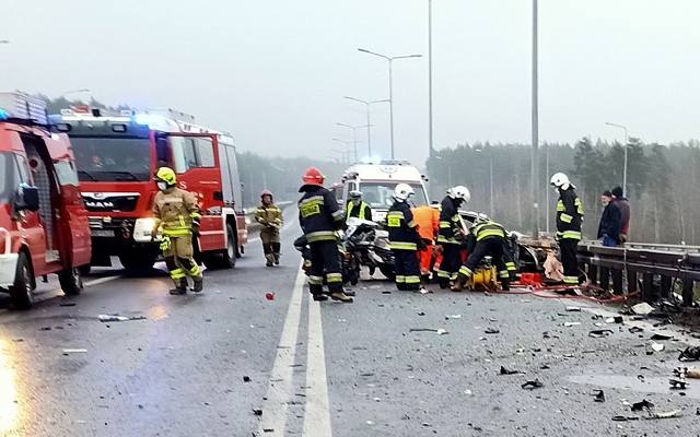 Koszmarny wypadek na S1 w Pyrzowicach. TIR zmiażdżył osobówkę w czołowym zderzeniu. Kobieta jechała pod prąd
