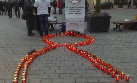 Pod pomnikiem Bachusa płoną znicze pamięci ofiar HIV/AIDS