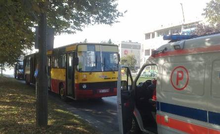 Na przystanku przy ulicy Warszawskiej w Kielcach drzwi autobusu przytrzasnęły głowę 33 - latce