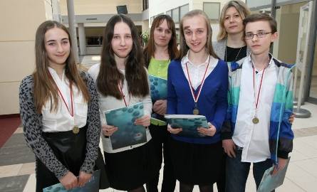 (Od lewej) Natalia Dytkowska oraz najbardziej utalentowane trojaczki w województwie: Małgorzata, Joanna i Michał Hajduk to laureaci konkursu humanistycznego.
