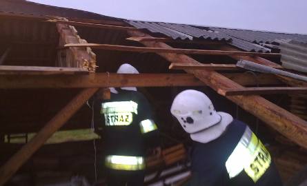 Strażacy pomagali też ratować to, co zostało z dachu stodoły w Tarnówku.