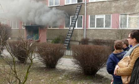 Pożarowi mieszkania na parterze bloku i akcji gaszenia przyglądał się tłum.