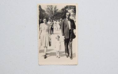 Fotografie z przeszłości. Zdjęcia z domowego archiwum Jadwigi Wakulskiej. Przedstawiają ją wspólnie z adopcyjnymi rodzicami. O tym, że nie jest ich biologiczną