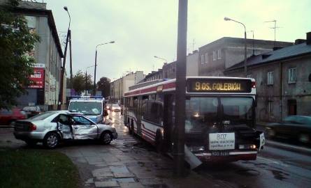 Z ostatniej chwili: Poważny wypadek w Radomiu. Autobus i samochód rozbite (zdjęcia)