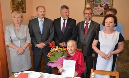 W setnych urodzinach Marianny Rywackiej z Maliszowa uczestniczyli przedstawiciele urzędu gminy oraz rodzina jubilatki.