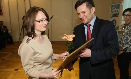 Miejsce drugie zajęła Małgorzata Gil, nauczycielka przedmiotów ekonomicznych w Szkołach w Busku-Zdroju. Wyróżnienie wręczał poseł do Parlamentu Europejskiego