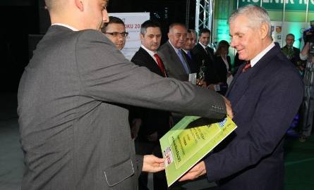Mariusz Kisiel, właściciel firmy Kisiel w Górnie wręczył Markowi Chlebnemu w nagrodę za zajęcie drugiego miejsca w klasyfikacji wojewódzkiej voucher
