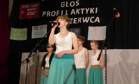 Uczniowie gimnazjum w Wólce Zamojskiej odśpiewali hymn PaT :”Nie wracajmy jeszcze na Ziemię”.