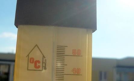 Termometr ustawiony w nasłonecznionym miejscu pokazuje bardzo wysoką temperaturę