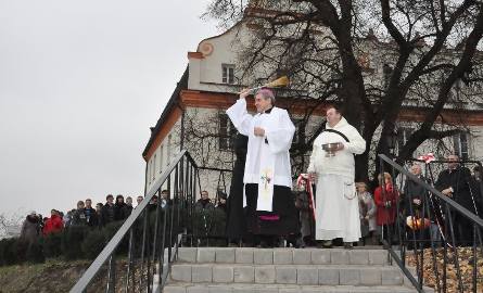 Boisko poświęcił biskup Krzysztof Nitkiewicz.