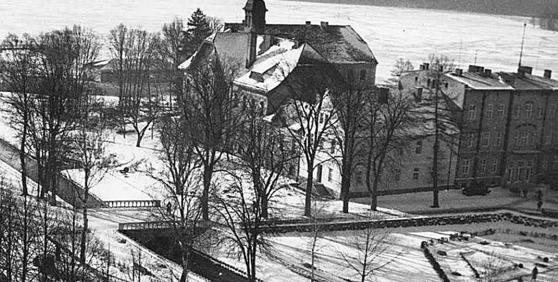 Zamek w Szczecinku od strony wschodniej w zimowej scenerii zaraz po przebudowie, lata 40. XX wieku