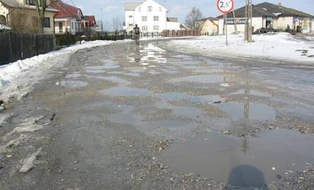 Nie lepiej wygląda ulica Wiejska, jednak ta droga gminna będzie remontowana jeszcze w tym roku za niemal 3 miliony złotych.