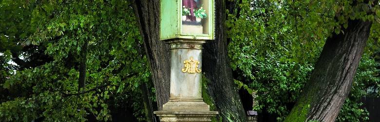 Kapliczka na rogu ulic Zielony Most i Katowickiej. Pamiątka po ks. Franciszku Stachowskim, proboszczu parafii mariackiej z połowy XIX wieku.