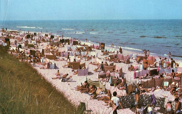 Darłowo na starych zdjęciach. Zobacz, jak wyglądała plaża w nadmorskim kurorcie kilkadziesiąt lat temu!