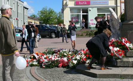 Marsz zakończył się przed pomnikiem Bartosza Głowackiego, gdzie przedstawiciele młodzieży złożyli kwiaty.