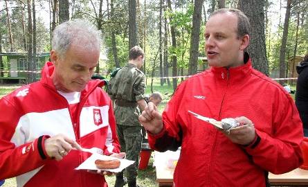 Organizator Majówki, biskup Marian Florczyk oraz ksiądz Krzysztof Banasik - wicedyrektor kieleckiej Caritas jedzą zasłużony po drodze posiłek.