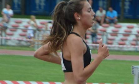 Jego klubowa koleżanka Agnieszka Filipowska pewnie wygrała bieg na 3000 metrów, zdobywając kolejny złoty medal w karierze.