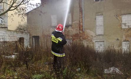 Jeden ze strażaków w akcji