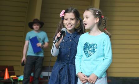Wiele dzieci zdecydowało się podczas festynu na zaśpiewanie piosenki swojemu ojcu. Wśród nich znalazły się kuzynki Ola (z lewej) i Weronika Sołtys.