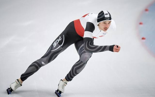 Łyżwiarstwo szybkie. Marek Kania brązowym medalistą mistrzostw Europy na dystansie 500 metrów. Wielki sukces 24-latka