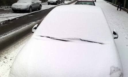 Kierowcy przed wyjechaniem na ulice musieli oczyścić ze śniegu swoje auta