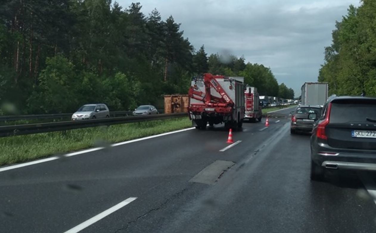 Wypadek na DK1 w Brudzowicach Ciężarówka uderzyła w