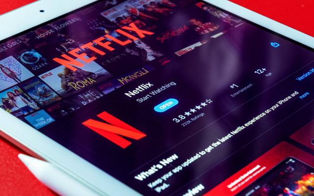 Ciekawi cię, ile kosztuje Netflix w 2024 roku i jakie są pakiety do wyboru? Sprawdź odpowiedź