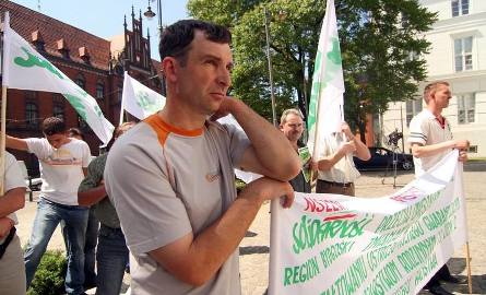 Rolnicy protestowali przed Urzędem Wojewódzkim