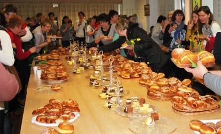 Podczas powiatowych obchodów Dnia Kobiet w Jędrzejowie panie z Koła Gospodyń Wiejskich Dębinianki przygotowały słodki poczęstunek.
