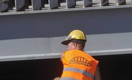 Modernizacja Spornej. Budowniczy przerzucają nad Brdą 200-tonową konstrukcję [zdjęcia]