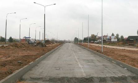 Tak wygląda fragment nowej jezdni arterii na odcinku między ulicami Piastowską i Aleksandrowicza. Niebawem drogowcy będą kłaść asfalt na przygotowanej