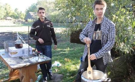 Łukasz Bartosik i Wiktor Saczuk przygotowali zacier i zaprezentowali technologię produkcji bimbru…oczywiście z ziemniaków.