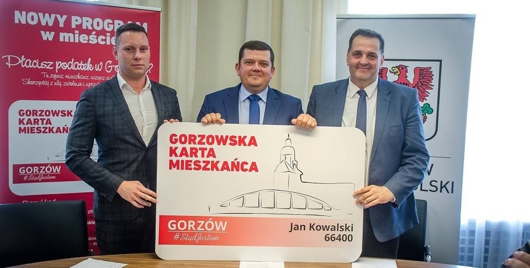 Kartę w sierpniu zaprezentowali (od lewej): Patryk Broszko, Jacek Wójcicki i Sebastian Pieńkowski