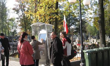 Kiosk multimedialny stanął na cmentarzu przy ulicy Limanowskiego w Radomiu (zdjęcia)