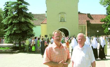 Burmistrz Mariusz Kędzierski z wiceburmistrzem Tadeuszem Jagodzińskim na tle Bramy Grudziądzkiej, w której znajduje się kaplica.