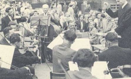 Orkiestra symfoniczna podczas koncertu plenerowego w 1956 roku, dyryguje Janusz Ambros