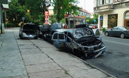 Spalone samochody, ulica Mazurska. Zdjęcie zrobione ok. 7.00