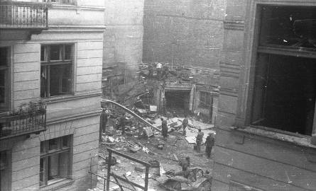 Stare Miasto, ulica Kilińskiego. Podwórze kamienicy przy ulicy Kilińskiego. Grupa ludzi odgruzowująca budynek zniszczony w wyniku eksplozji niemieckiego