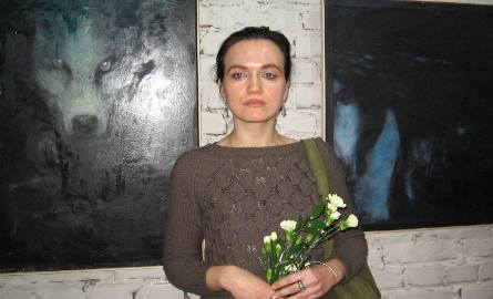 Daria Mańczyńska pokazuje swoje obrazy.