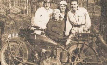 Drohobyczanie Krzysztof i Janina Durkalcowie z synami przy supernowoczesnym motocyklu, na którym zginęli kilka tygodni po wykonaniu tej fotografii