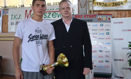 Kasjusz Życiński (Sako Gdańsk) odebral od starosty Marka Szczepanowskiego puchar za najładniejszą walkę finalową, która stoczył z Mateuszem Kowalczykiem