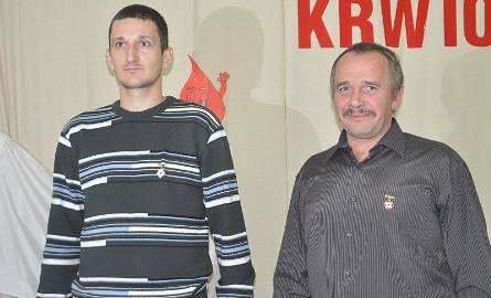Grzegorz Jakubowski z Gowarczowa (z prawej) i Łukasz Teller z Niekłania Wielkiego dostali odznakę „Zasłużony HDK” II stopnia.