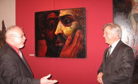 Robiący duże wrażenie obraz "Pocałunek Judasza” Eugeniusza Muchy oglądają dyrektorzy Elektrowni: Włodzimierz Pujanek ( z prawej) i Zbigniew