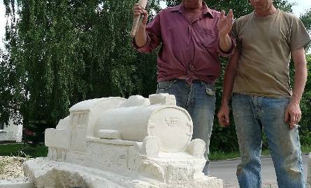 Od lewej Józef Żak regionalny rzeźbiarz, twórca kamiennej ciuchci, obok Rafał Karwacki, który pod ciuchcią wykona solidny postument.