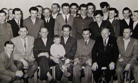 Unikatowe zdjęcie bokserów i działaczy Stali Stalowa Wola. Tomasz Konarzewski siedzi drugi z lewej, a nad nim, delikatnie po prawej stronie stoi Ludwik