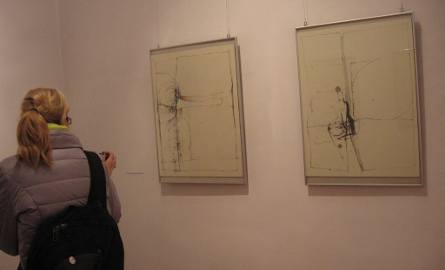 Andrzej Graczykowski pokazuje serię delikatnych, nieprzedstawiających rysunków, w których ledwie dostrzegalne linie tworzą prawie abstrakcyjne układ